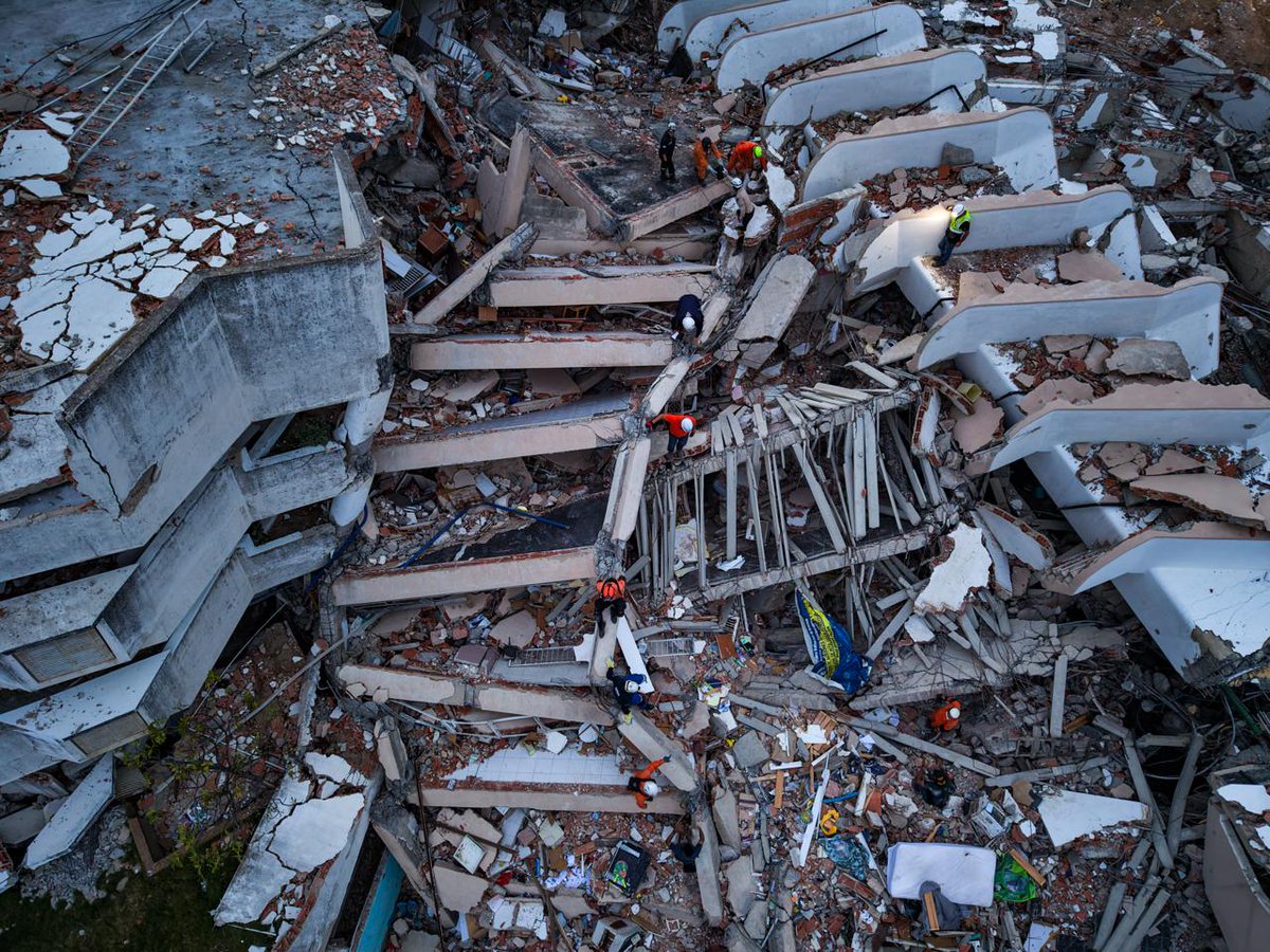 SecPrensaSV's tweet photo. #MisiónHumanitariaVenezuela | El trabajo no se detiene, el grupo USAR El Salvador está firme en su misión de búsqueda y rescate de vidas en medio de la devastación en el estado de La Guaira.

El Gobierno del Presidente @nayibbukele mantiene activos los lazos de ayuda humanitaria, brindando apoyo en un momento de gran dificultad para el pueblo de Venezuela. #SecretaríaDePrensa