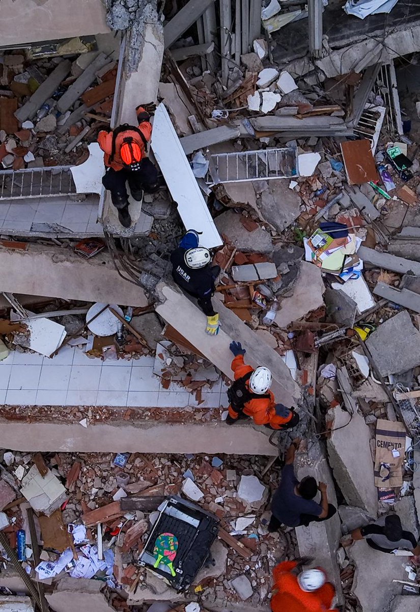 SecPrensaSV's tweet photo. #MisiónHumanitariaVenezuela | El trabajo no se detiene, el grupo USAR El Salvador está firme en su misión de búsqueda y rescate de vidas en medio de la devastación en el estado de La Guaira.

El Gobierno del Presidente @nayibbukele mantiene activos los lazos de ayuda humanitaria, brindando apoyo en un momento de gran dificultad para el pueblo de Venezuela. #SecretaríaDePrensa