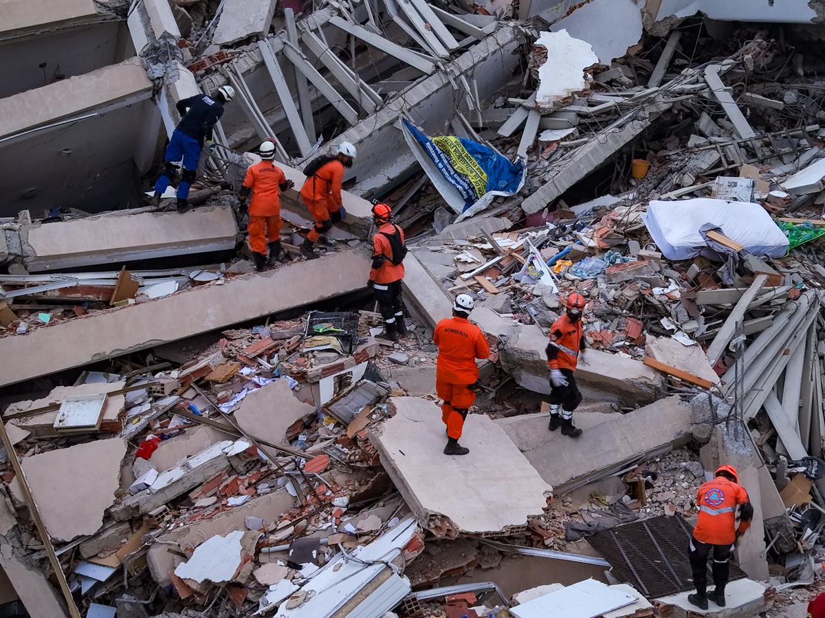 SecPrensaSV's tweet photo. #MisiónHumanitariaVenezuela | El trabajo no se detiene, el grupo USAR El Salvador está firme en su misión de búsqueda y rescate de vidas en medio de la devastación en el estado de La Guaira.

El Gobierno del Presidente @nayibbukele mantiene activos los lazos de ayuda humanitaria, brindando apoyo en un momento de gran dificultad para el pueblo de Venezuela. #SecretaríaDePrensa