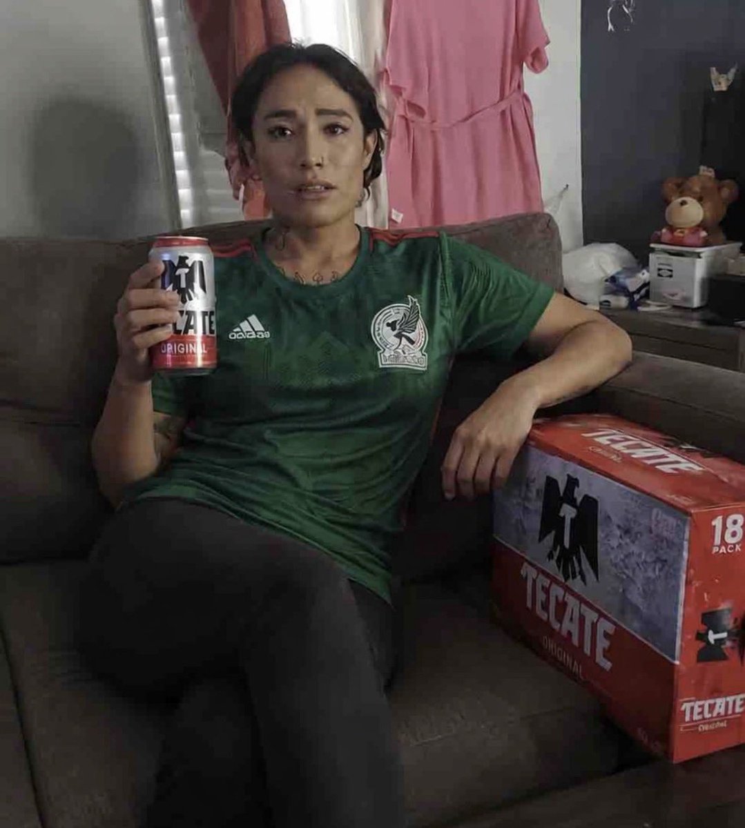 LaWendyGuevara's tweet photo. yo esperando a que empiece el partido de México vs Inglaterra: https://t.co/yb7AD8rKlv