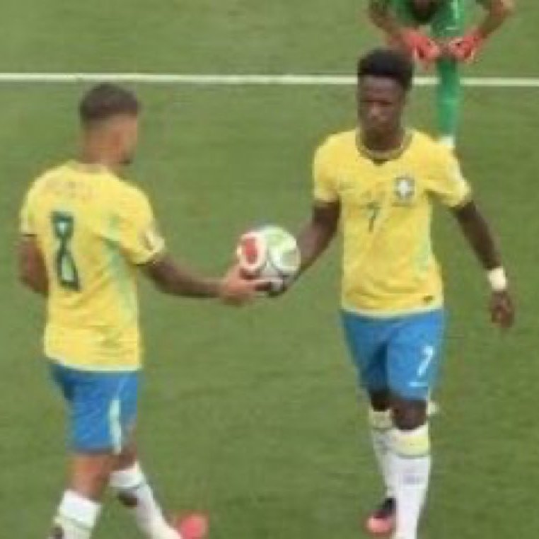 futtmais's tweet photo. Vinícius Jr. comenta sobre escolha de Bruno Guimarães para cobrar o pênalti:

"O pênalti é decidido antes do jogo. O mister escolheu o Bruno para bater porque ele treinou bem nos últimos dias. Infelizmente, são situações do jogo. Infelizmente, o Bruno perdeu, mas espero que isso não manche a carreira dele na seleção. Eu nunca fujo da responsabilidade, só quero o melhor para a minha equipe. Hoje, o Bruno era o melhor cobrador da equipe."

📸 Reprodução