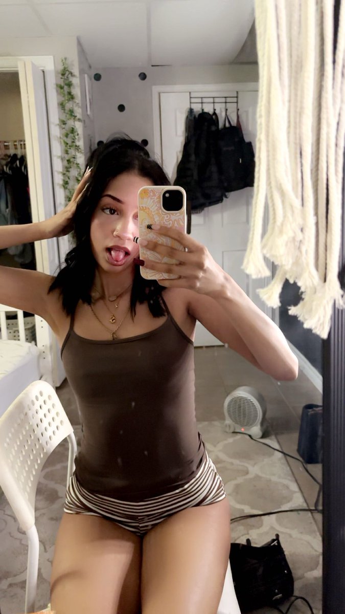 stellsvalentine's tweet photo. lil mirror pic ;) https://t.co/5gHGetld4e