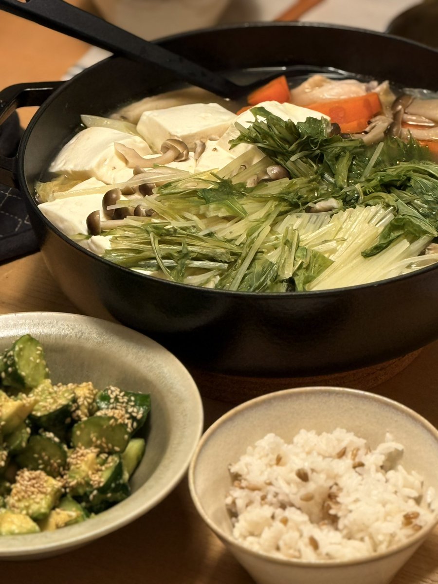 saadaamee's tweet photo. 最近特に仕事が忙しくウィークデイは夕飯を菓子パンやらサンドイッチで済ましている
おにぎりでは繊維質が不足していると思い
苦肉の策だ

せめて土日は野菜をたくさん摂りたい

昨晩は手羽の塩鍋
きゅうりとアボカドのごまサラダだ
主食はバーリーマックスライスだ https://t.co/rVwPpRHyu2