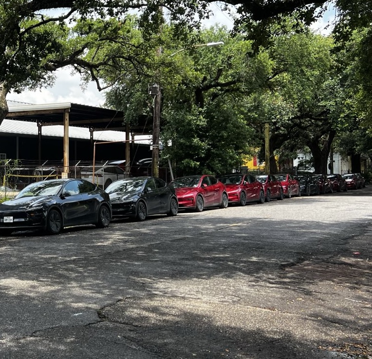 SawyerMerritt's tweet photo. Looks like Tesla is Robotaxi service testing in New Orleans, Louisiana. A fleet of Model Ys with rear camera washers, side camera washers and Texas manufacturer license plates have been spotted in the city. https://t.co/qL91Iu6VF6