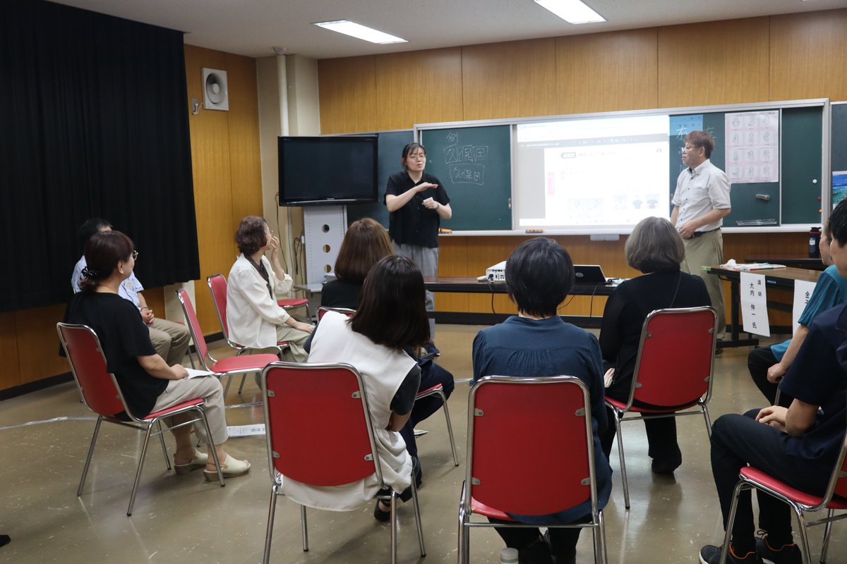 satteshakyo's tweet photo. 📢幸手市手話講習会（基礎課程）が開講✨
昨年度の入門課程に続くステップアップ講座です。
 初日は基本をおさらい。表情も大切な表現の1つです。 閉講式では��さん全員で修了証を受け取れるように、一緒に頑張りましょう！ 
#幸手市社会福祉協議会 #幸手市 #手話 #頑張ろう #このまちが好き幸手 https://t.co/pT8Vjfbjh1