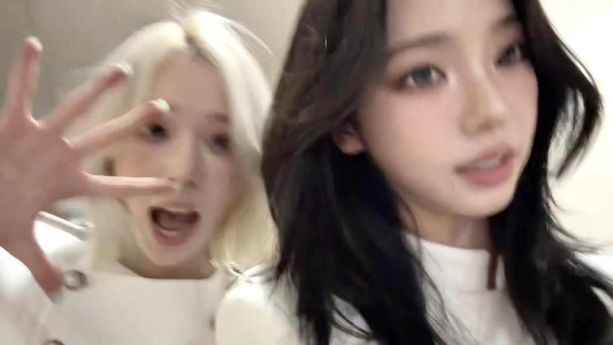 null_0REZ's tweet photo. 제일 무서운 점
: 그럼 이 여자들은 동거까지 하면서 순수체급으로 비하인드에서 이만큼이나 붙어다니는거라고.......? 얼마나 사랑하는지 감도 안옴...... https://t.co/RpmTkXWckv