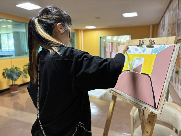 nkhs_hh's tweet photo. 2年生のデッサンの授業の様子です🖌️
学校内のあちこちにちらばって、校内のデッサンをしています。 
普段教室でかくのとは違い、みんなのびのびと制作に取り組んでいました🎨✨
#日本工学院専門学校 #ニコキタ #日本工学院 #CGデザイナー科 https://t.co/fDkjnkhQcL