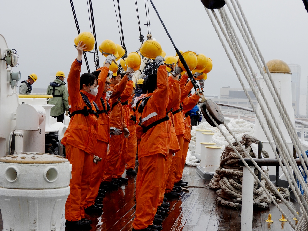 jmetsacjp's tweet photo. 令和8年7月4日（土曜日）

海王丸【神戸発・大阪湾仮泊】13時55分海王丸は神戸港を出港しました。
あいにくの雨模様でしたが、見送りにいらした方たちがＵＷ旗を振り、実習生に激励の声をかけてくださいました。

そして15時には大阪湾に仮泊しました。
ここに10日まで錨泊し実習を行っていきます。 https://t.co/aZt4umeTO9