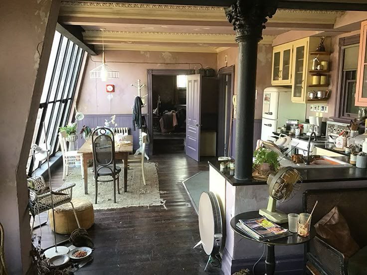 cloisblog's tweet photo. selina kyle’s and lois lane’s apartments are genuinely so perfect i could cry https://t.co/opqUYsDJdC