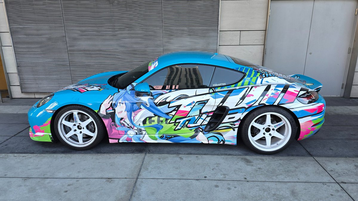 animeupdates's tweet photo. 'UMA MUSUME' Porsche at Anime Expo! https://t.co/jNirhrzubH