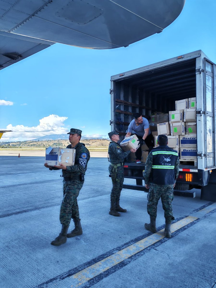 Salud_Ec's tweet photo. Trabajo articulado por el bienestar de Zamora Chinchipe ✈️🇪🇨💪
Con el apoyo de la @FuerzaAereaEc, enviamos desde Cotopaxi 2.9 toneladas de medicamentos e insumos médicos para fortalecer la atención a las familias afectadas por la emergencia.

#AtenciónMSP https://t.co/gQs4eUiAgk