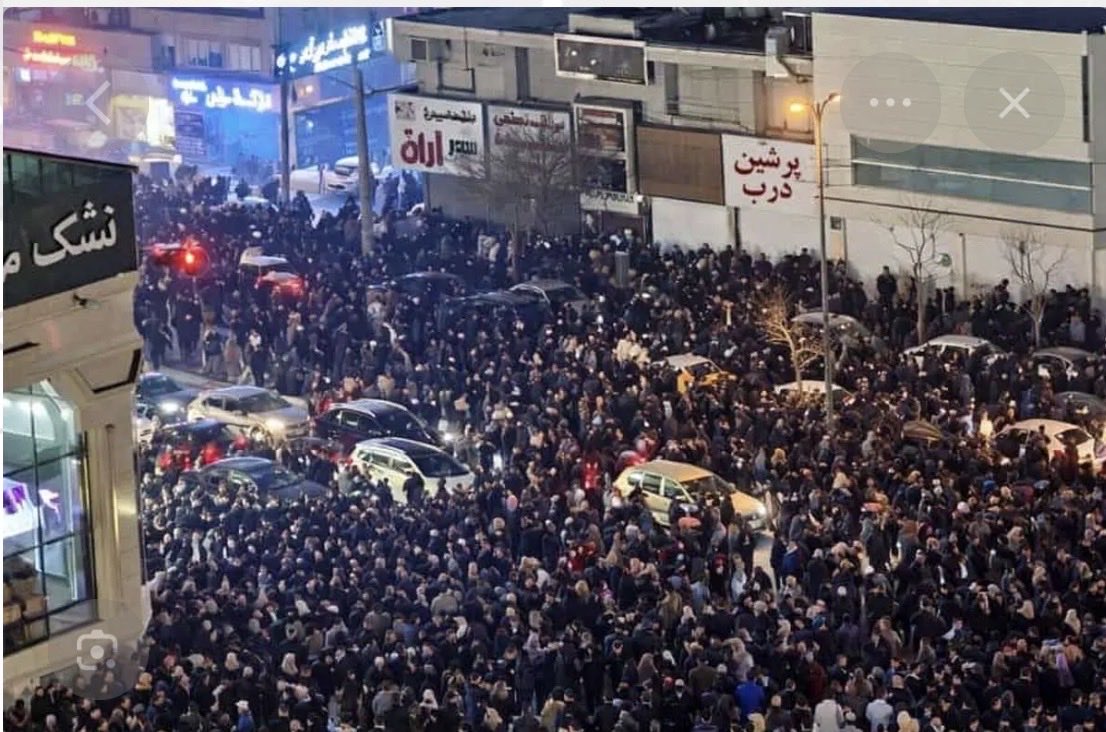 Tooraj_Kazeminy's tweet photo. چطوری با وجدانت کنار آمدی که خون ده ها هزار ایرانی را نادیده بگیری؟ ویدوهای حضور میلیونی ملت در سراسر ایران در پاسخ به فراخوان دی ماه و فریادهای جاوید شاه را ندیدی؟ شعار ازهاری گوساله نوار که پا ندارد را شنیدی؟  یا اینکه‌ انتظار داشتی فردای قتل عام و حکومت نظامی ملت دوباره به خیابان بیایند؟