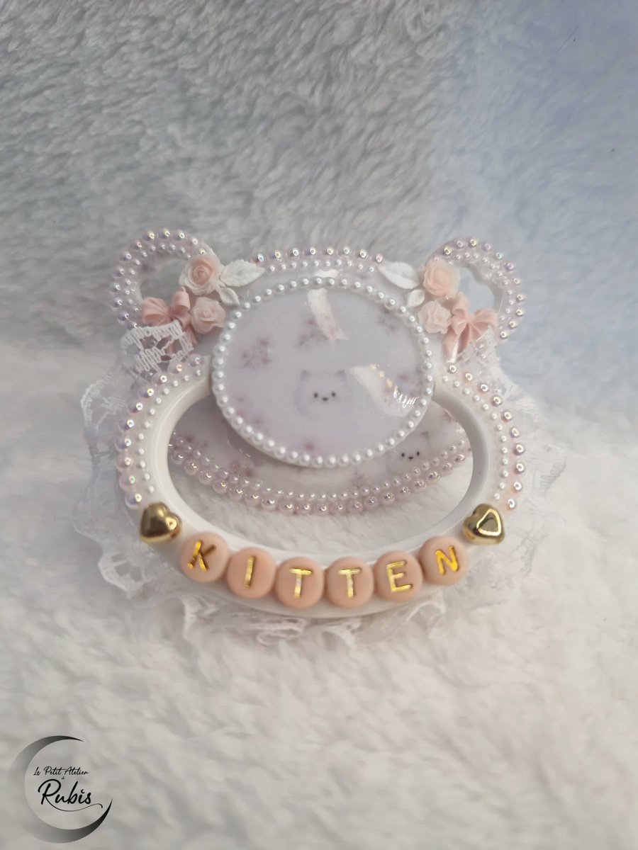 SpinelEtrubis's tweet photo. ✨️"Kitten" ✨️
✨️Tétine pour adulte 
A déjà trouver preneur mais vous pouvez retrouver toutes les créations disponible sur https://t.co/60QWpmrmEt

#pacifier #shopping #artisan #tétine #adult  #kawaii #cosplay #dentelle  #créations #déco #chat #chatons #stress #régression https://t.co/dUDStYTHuL
