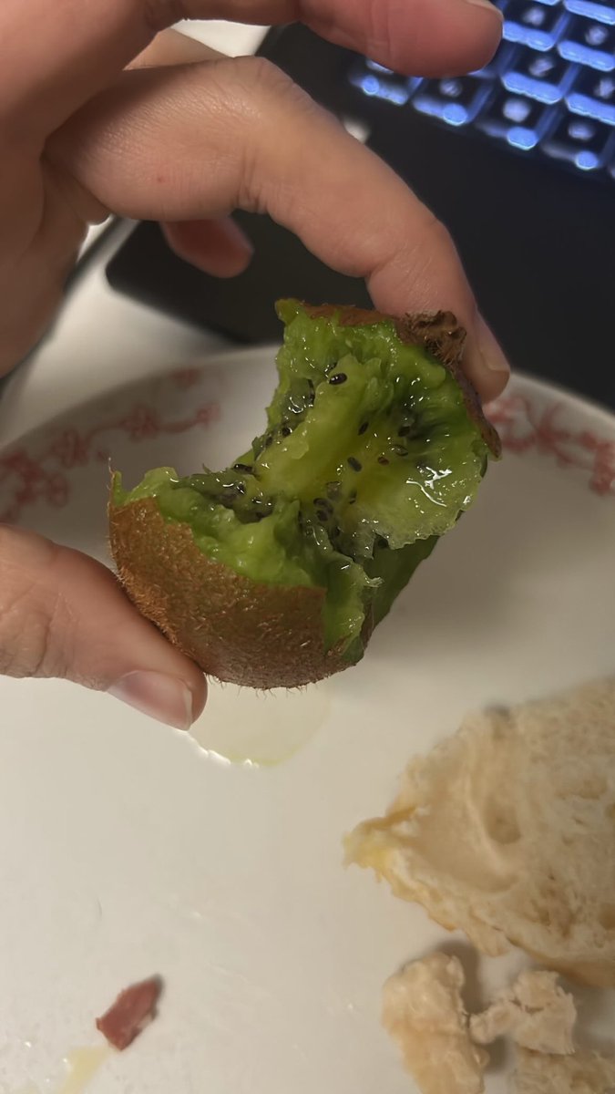 ch3nsbrain's tweet photo. Kiwi with skin? anyone else? https://t.co/zvLHhcc2eS