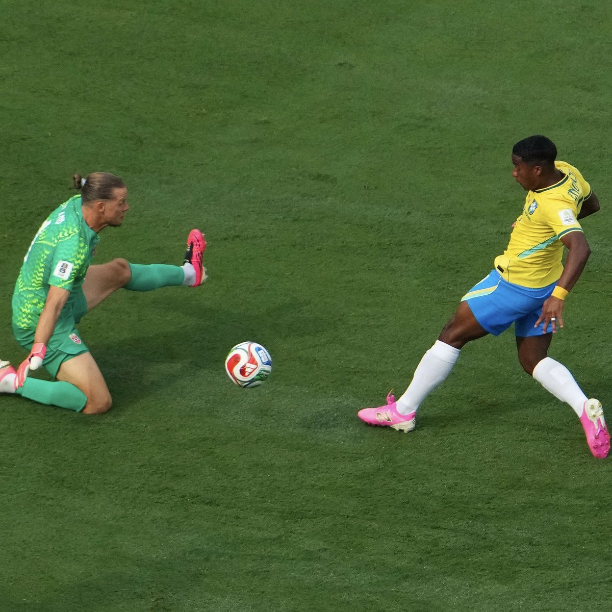 nerdemcartaz's tweet photo. A única coisa pra se falar dessa falha do endrick, é o quanto que ficou evidente que ele deveria ter entrado antes... O cara pode não ter finalizado perfeitamente, mas o seu histórico prova que ele entra e muda o ritmo do jogo. Ele cria oportunidades, ou volta pra buscar a bola junto do meio campo.

Se tem alguém que merece levar culpa por esse resultado, é esse meio de campo horroroso e pesado, e essa linha de ataque que só sabe dar chutão, não cria jogadas ou tenta trabalhar a bola pra criar uma oportunidade. É uma tentativa desesperada pra brilhar com jogadas individuais pra cima de 3 jogadores adversários. Ao invés de analisar o jogo e buscar jogar para um jogador que possa ser decisivo. 

Culpa total do técnico ridículo, que em todos os jogos não apresentou um esquema tático, ou não demonstrou ter estudado o seu adversário.