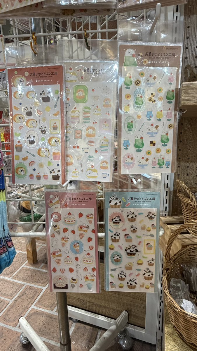 aito_ms's tweet photo. 7/6(月)おはようございます☂️
本日は田園生活館から可愛いシールのお菓子などうぶつ工房ご紹介です、種類は猫・犬・あざらし・鳥・パンダになります
とても可愛いシールですので、是非お買い求め下さいませ https://t.co/Bj5GYMBMSm