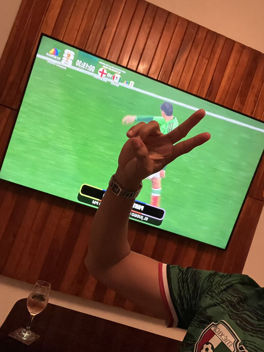 narchiu's tweet photo. No me gusta el fútbol pero y si si? #MEXENG https://t.co/GW7b1If0ER