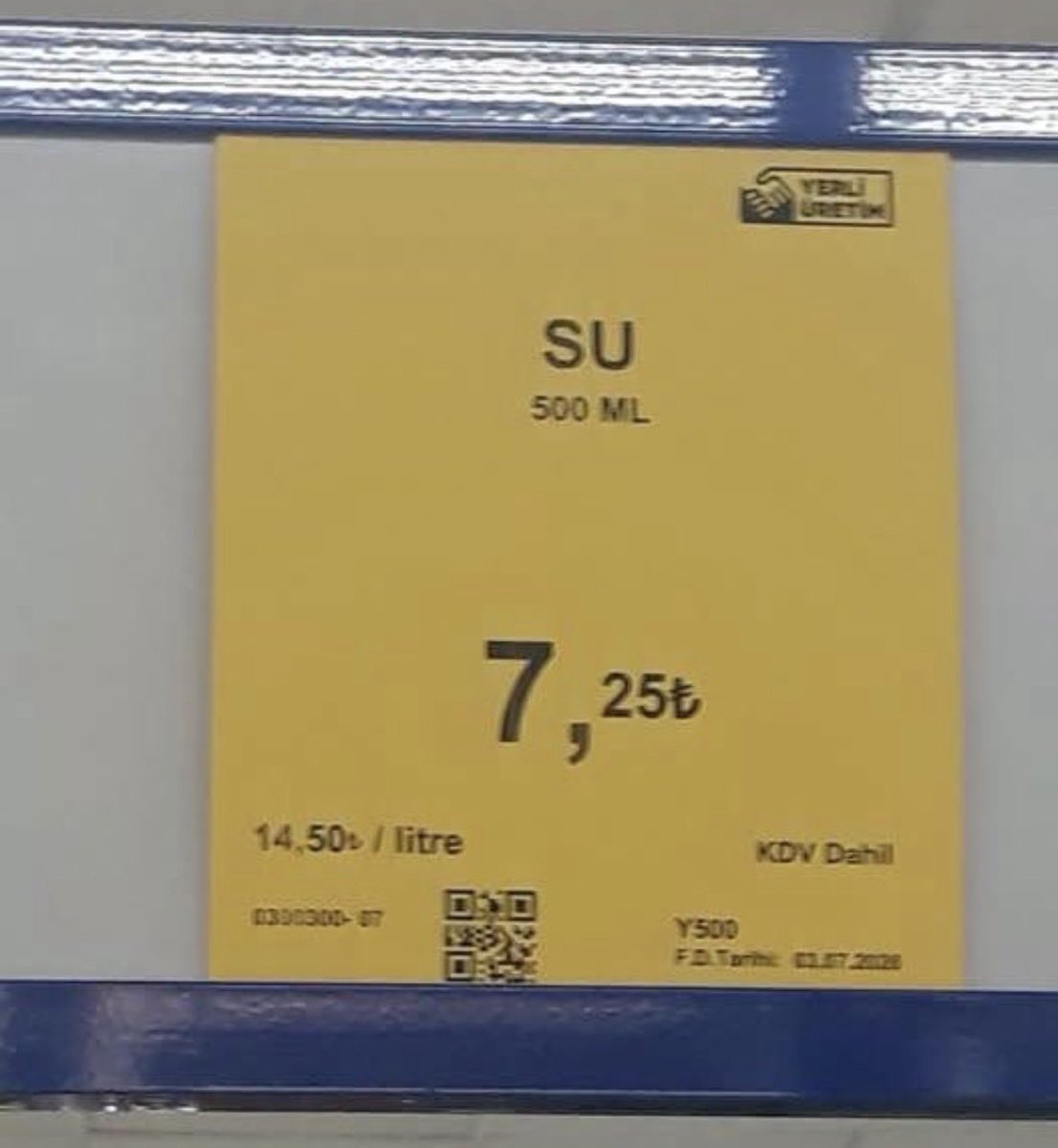 haanozz's tweet photo. 📌 Dün 5,25 olan su bugün 7,25 TL

BİM'in 12751 şubesi var. Gelin varsayım yapalım;

Her şube günde 50 adet su satmış olsa;
637.550 adet yapar. Ve her sudan sadece bir günde yaptığı zam sebebiyle (düne göre ) +2 TL kazandığında günlük sadece sudan artık düne göre 1.275,100TL daha fazla kazanıyor demektir. Maliyeti 2,50 TL olsa total günlük kâr : 3.028.362,50

Sadece BİM bu hesaba göre aylık olarak yalnızca su satarak ( tahmini maliyet hesabı ile ) 90.850.875 TL KÂR ediyor demektir.

90 Milyon TL!

Şimdi buna 13.500 şubesi olan A101 ve 11.119 şubesi olan ŞOK marketlerini de ekleyin.
Sonuç ne mi? 

Bu üç harfli marketler yalnızca su satarak aylık ( tahmini ortalama maliyet ve kâr hesabı ) 250-300 MİLYON TL civarında KÂR elde ediyor.

Ya bu marketler kalem kalem maliyet ve kâr verilerini açıklasınlar ya da sessiz kalarak bu hesabı ikrar etsinler. Zira soyulduğumuzu biliyoruz ancak biz soygunun boyutunu öğrenmek istiyoruz..

@ticaret