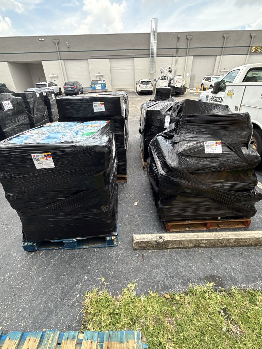 ReicherterBill's tweet photo. Venezuela needs our help. We’re raising funds to cover shipping and fuel costs to send donation packages of food, medicine, and essentials to families in need. Every dollar helps us go further — please give what you can and share. 🙏🇻🇪 

https://t.co/Z5RsKIZbTZ https://t.co/y5uXJqfJS6