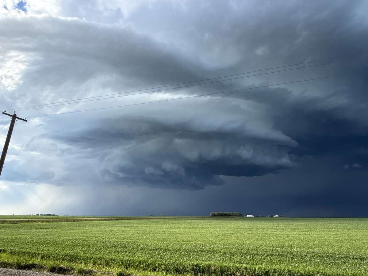 colinmich's tweet photo. Mothership by Bow Island AB #abstorm #shareyourweather https://t.co/YkAqIm46Uo