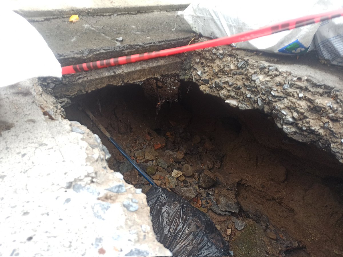 axis0879's tweet photo. Urge acudan a reparar 2 socavones en la Colonia San Marcos, calle puerto progreso entre obsidiana y nudo de cempoaltepetl en Guadalajara! Ustedes mismos abrieron el pavimento y no lo taparon. Las lluvias están agravando el problema @siapagdl @jcrtoral @IsaackdeLoza @CANAL44TV https://t.co/9RYsuzI0FV