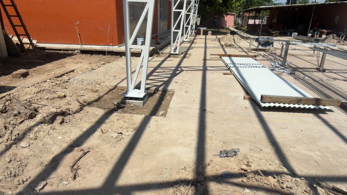 MiguelANavarroQ's tweet photo. En la primaria Narciso Mendoza, en Yago, Santiago Ixcuintla, avanza la construcción del domo y, al concluir, iniciaremos la rehabilitación de la cancha. Seguimos mejorando los espacios educativos para nuestras niñas y niños. https://t.co/KqGBCsshfU