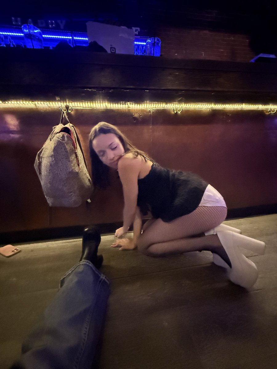Maemaelovezyu's tweet photo. one drop of tequila and all my secrets are spilled 🤫 https://t.co/LZrogl2kZY