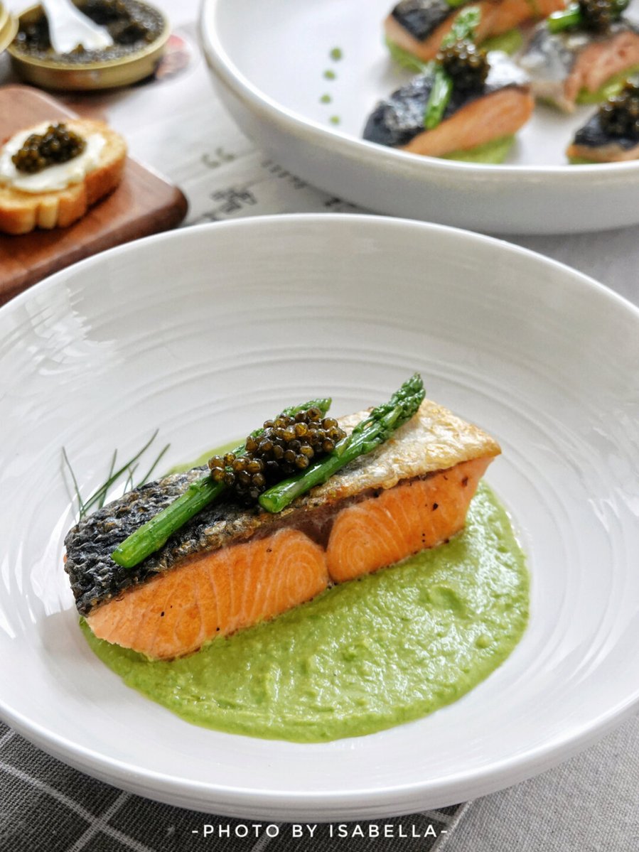 AmySandersu2on's tweet photo. Just whipped up garlic butter pan-fried salmon with roasted asparagus for dinner—flaky, juicy, and ready in 15 mins! ， https://t.co/M0nGJj6KKV