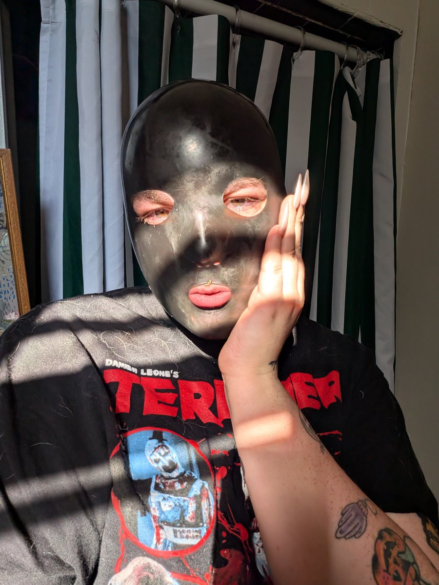 SludgeQueenie's tweet photo. #latex
#terrifier

It's hard being verse, am I ur toy, or are you mine? https://t.co/fTptLjdNez