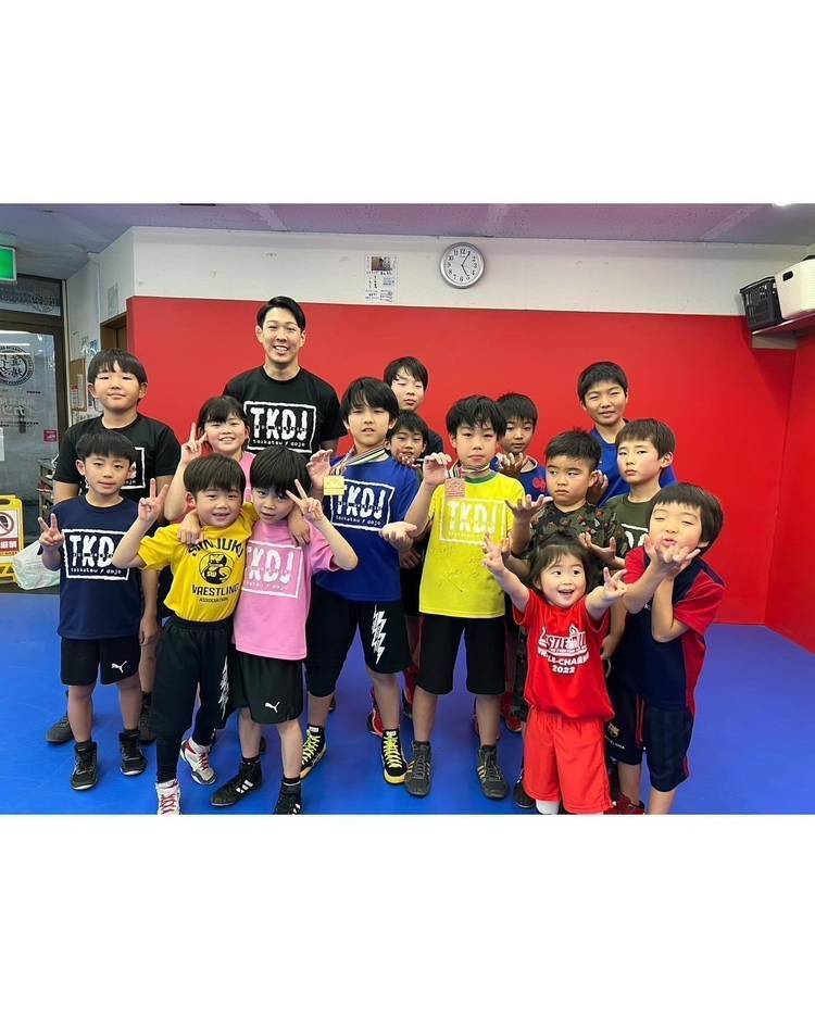 ff_roppongi2's tweet photo. インストラクターの和田です。
ファイトフィット六本木ステーション店😃

小学生限定クラスも行ってます！
インストラクターが丁寧に指導しますよ！

#小学生限定 https://t.co/oYdBhGC7No