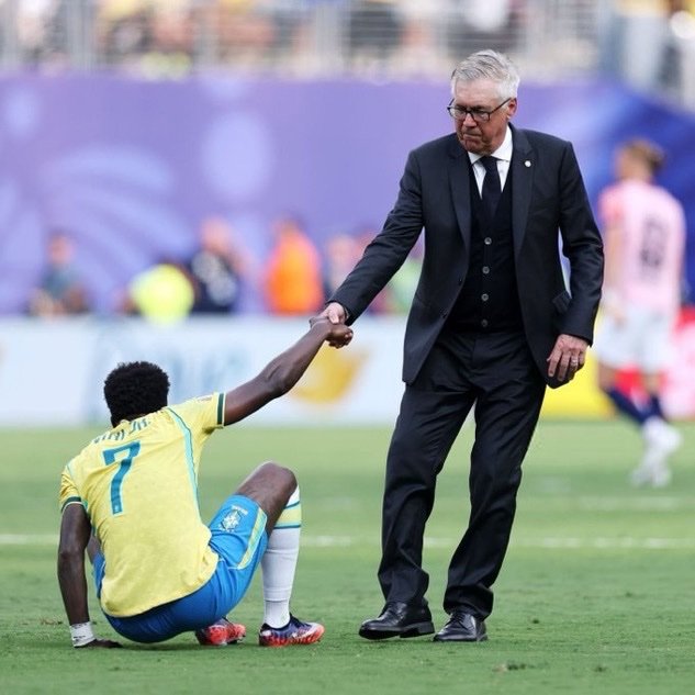 LosMadridistas_'s tweet photo. 🗣️ Vini Jr. : « C’était la décision d’Ancelotti de confier le penalty à Bruno.

Le coach décide avant le match qui tirera les penalties. Il a choisi Bruno. Je n’ai jamais été égoïste, je n’ai jamais cherché à finir meilleur buteur de la compétition, c’est pour cela qu’il l’a tiré.

Il tire mieux les penalties que moi, et c’est pour cette raison que le coach l’a choisi. C’est aussi simple que ça.

Beaucoup diront que je n’ai pas voulu le tirer, mais je n’ai jamais fui mes responsabilités. Je tire les penalties avec le Real Madrid lorsque le coach me désigne. »