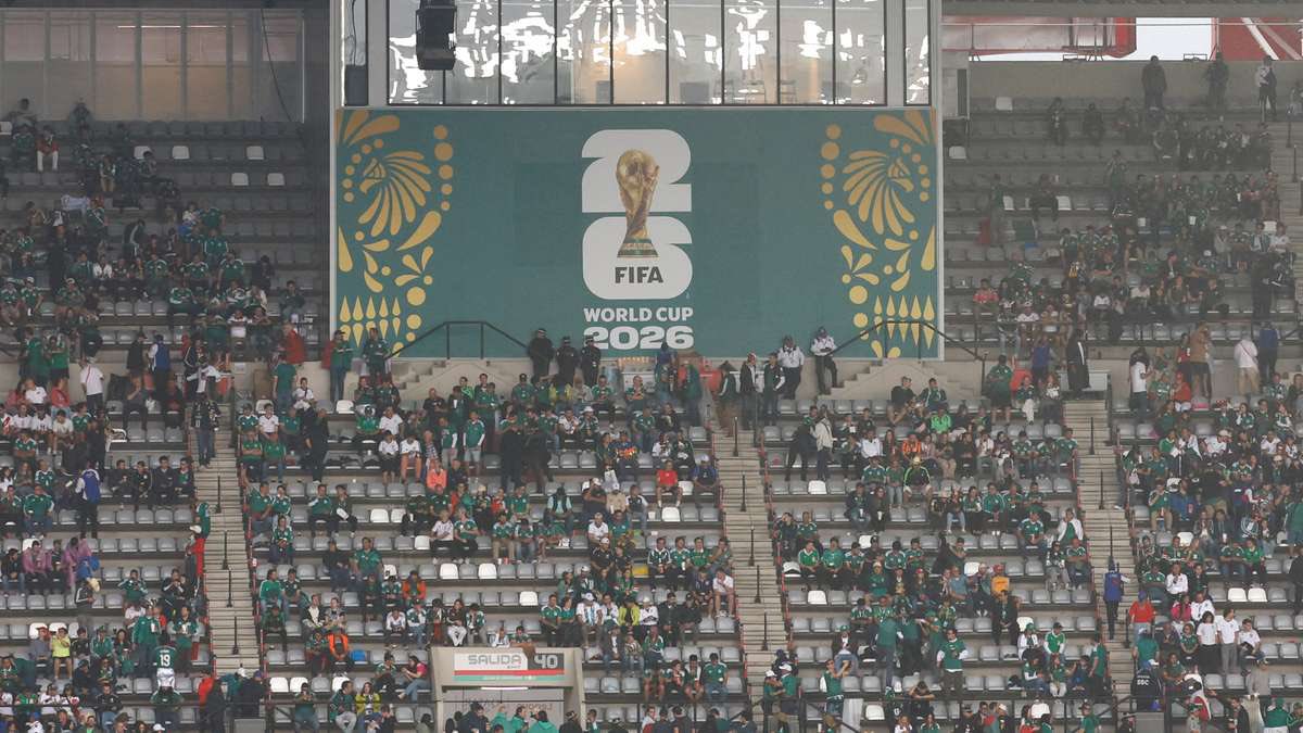 sstok63's tweet photo. 2026 Dünya Kupası son 16 turunda Meksika ile İngiltere'nin karşılaşacağı maçın başlangıç saati ertelendi. 
FIFA'dan yapılan açıklamaya göre; Meksika'da oynanacak olan ve TSİ 03.00'te başlaması planlanan karşılaşma hava koşulları sebebiyle 1 saat geç başlayacak. https://t.co/43RKE0uX5t