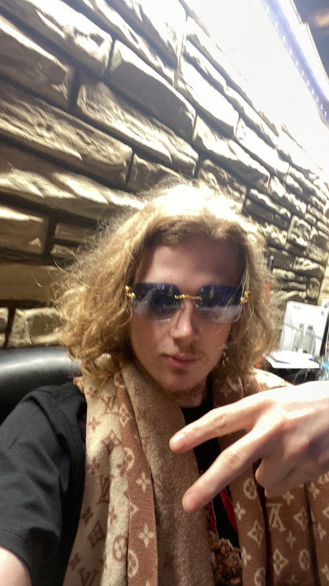 thelilteeqo tweet picture