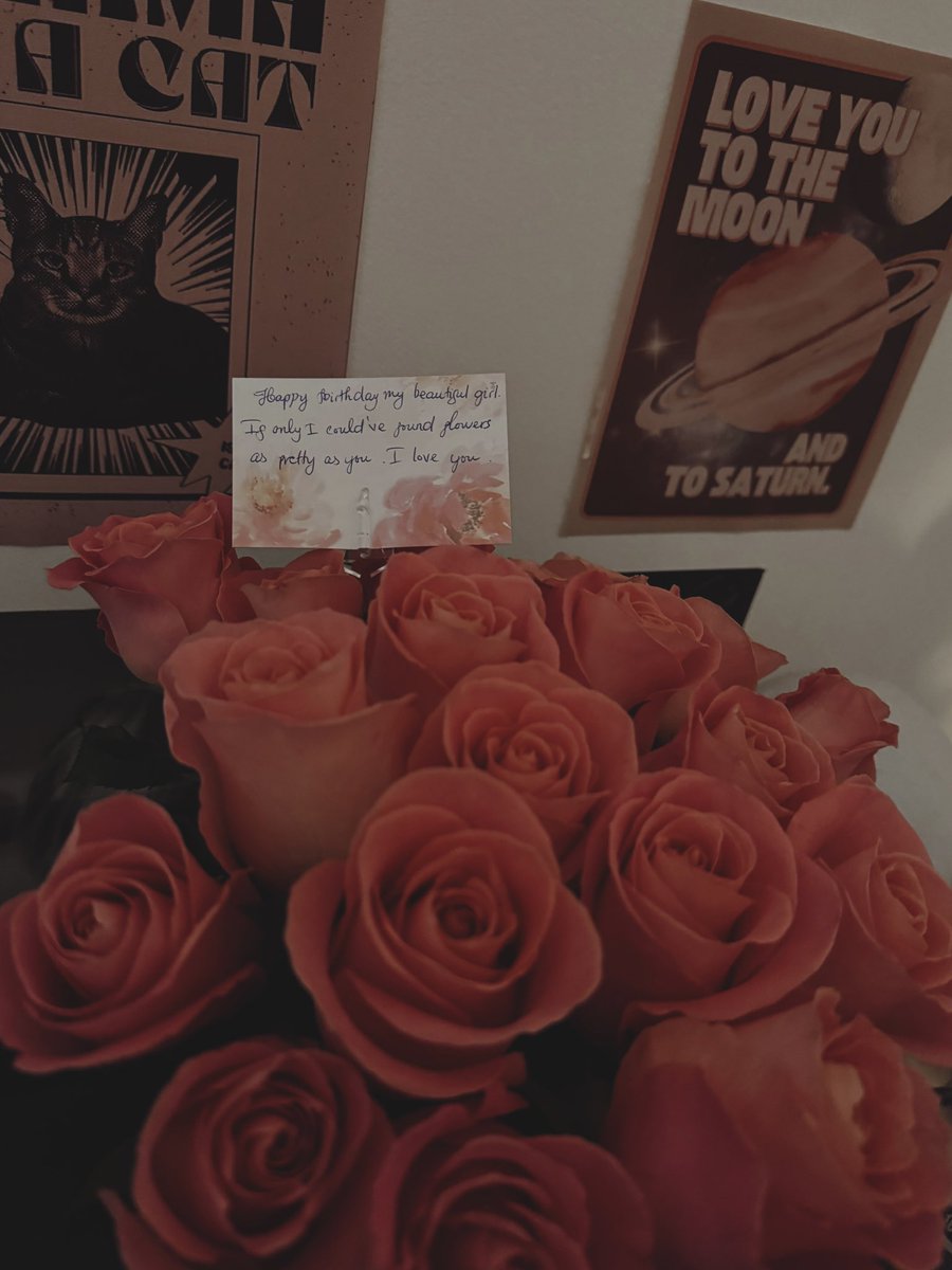 sombreyes's tweet photo. my baby got me the prettiest flowers ooc for my bday ! 💐 <3 https://t.co/5AIB1lvPAR