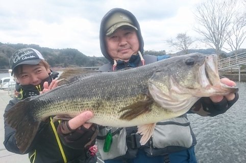 yasu100i's tweet photo. 今までの自己記録は亀山湖の53.5センチ2350グラムでした！今回芦ノ湖で55センチ2510グラムで自己記録更新。どちらもブラインドの釣りで釣りました！目指せ！ロクマル！ https://t.co/ARcIDX33sS