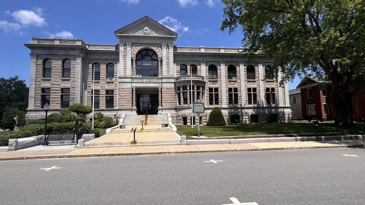 BarNoneMark's tweet photo. The State Capitol Building of New Hampshire in Concord was built in 1816-19. It is constructed of New Hampshire granite quarried in Concord. The original part was occupied June 2, 1819 and is the nation's oldest State Capitol in which a legislature meets in its original chambers. https://t.co/XuTItyCRBf
