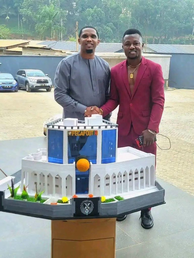 LEquipe237's tweet photo. 🔴 JEUNE ARTISAN CAMEROUNAIS IMPRESSIONNE SAMUEL ETO’O 🇨🇲👏 #lequipe237

Un jeune artisan connu sous le nom de L’Ingénieux Artisan a présenté une maquette du siège de la FECAFOOT réalisée entièrement en raffia.

Séduit par la créativité et la précision de l’œuvre, Samuel Eto’o a salué le talent du jeune créateur.