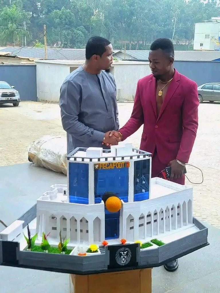 LEquipe237's tweet photo. 🔴 JEUNE ARTISAN CAMEROUNAIS IMPRESSIONNE SAMUEL ETO’O 🇨🇲👏 #lequipe237

Un jeune artisan connu sous le nom de L’Ingénieux Artisan a présenté une maquette du siège de la FECAFOOT réalisée entièrement en raffia.

Séduit par la créativité et la précision de l’œuvre, Samuel Eto’o a salué le talent du jeune créateur.