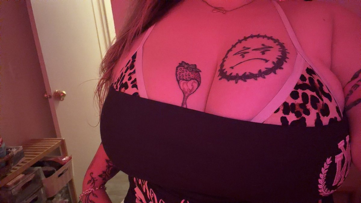 babynaebabyy's tweet photo. tits >> ass https://t.co/pu8mDRNQI3