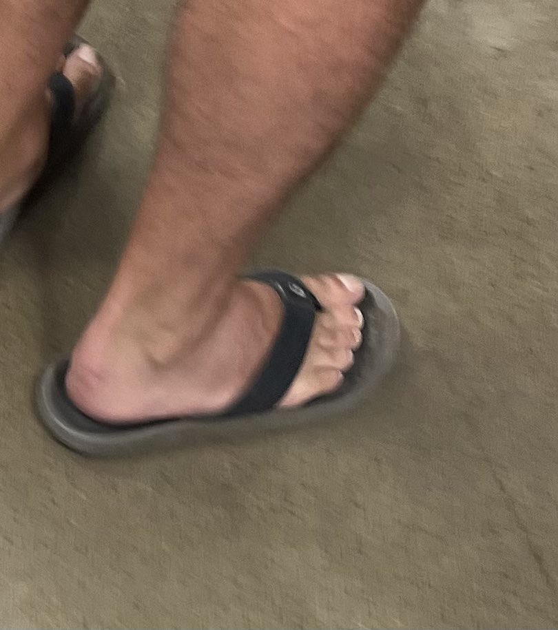 FootFetishLuver's tweet photo. Feet I saw at the store today π₯΅π₯΅ #suckabletoes ππ€€π #feet #yummytoes #yummyfeet #toes https://t.co/cjnst6hrli
