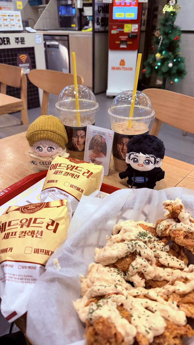 tk97oo95's tweet photo. 🐻🥢

This was taken last December when we tried the burger that Taehyung posted on his IG story 😅

📍 Mom’s Touch https://t.co/YpVcJeLCRZ