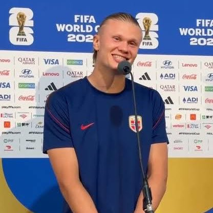 icardo8's tweet photo. 🚨Reportero: "¿Con 7 goles en esta Copa del Mundo ahora, crees que puedes ganar la Bota de Oro?"

🗣️ Erling Haaland: "No mientras el mejor jugador del mundo, que juega para Argentina, siga en el torneo (RÍE)" https://t.co/pG1xiI32qt