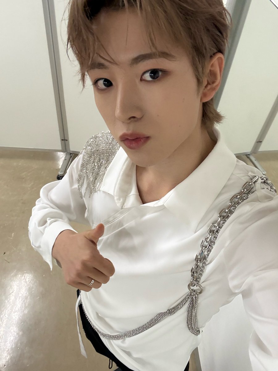 neco_hmmm's tweet photo. 신발까지 보이는 구도의 유우시 셀카 
너무 귀여워 죽겠다 ㅋᩚㅋᩚㅋᩚㅋᩚㅋᩚㅋᩚ https://t.co/FWDnXAzVJH