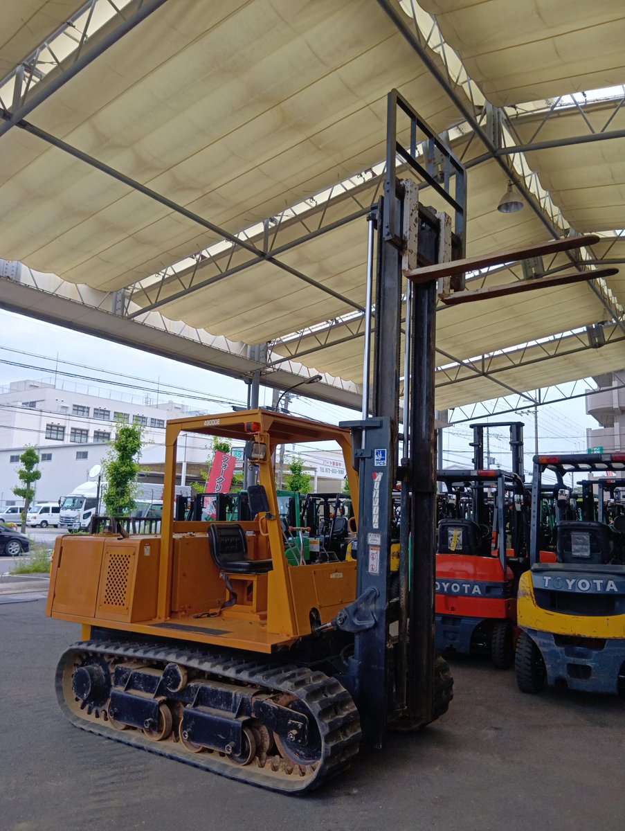 pcs_forklift's tweet photo. 【#PCS大阪営業所 より】
イベントや展示会の設営現場は、
ぬかるみや狭いスペース、長尺資材など一筋縄ではいかないことも多いですよね。

そんなとき、クローラーやサイドシフトといった「特殊仕様」や「アタッチメント」の引き出しを持っておくと、安全対策と荷役作業の質がグッと上がります！ https://t.co/gi9qTrgyD4