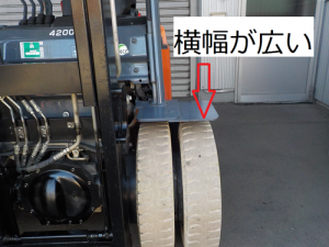 pcs_forklift's tweet photo. 【#PCS大阪営業所 より】
イベントや展示会の設営現場は、
ぬかるみや狭いスペース、長尺資材など一筋縄ではいかないことも多いですよね。

そんなとき、クローラーやサイドシフトといった「特殊仕様」や「アタッチメント」の引き出しを持っておくと、安全対策と荷役作業の質がグッと上がります！ https://t.co/gi9qTrgyD4
