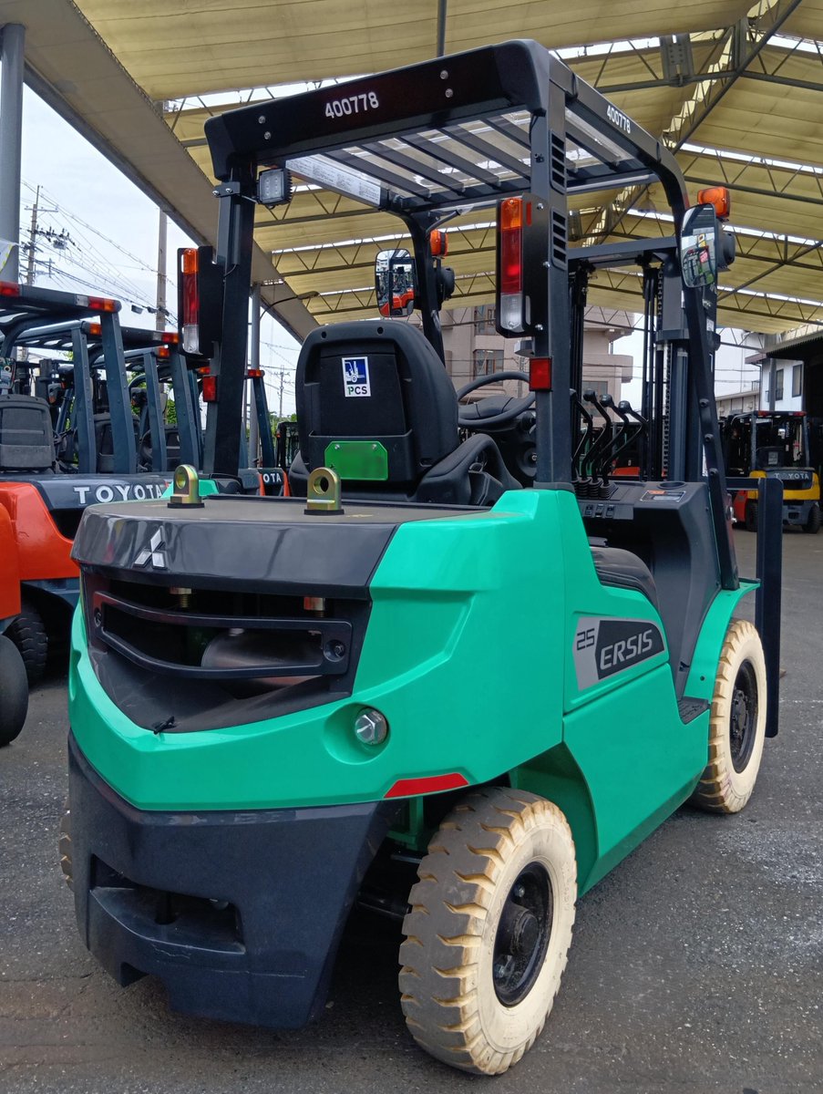 pcs_forklift's tweet photo. 【#PCS大阪営業所 より】
イベントや展示会の設営現場は、
ぬかるみや狭いスペース、長尺資材など一筋縄ではいかないことも多いですよね。

そんなとき、クローラーやサイドシフトといった「特殊仕様」や「アタッチメント」の引き出しを持っておくと、安全対策と荷役作業の質がグッと上がります！ https://t.co/gi9qTrgyD4