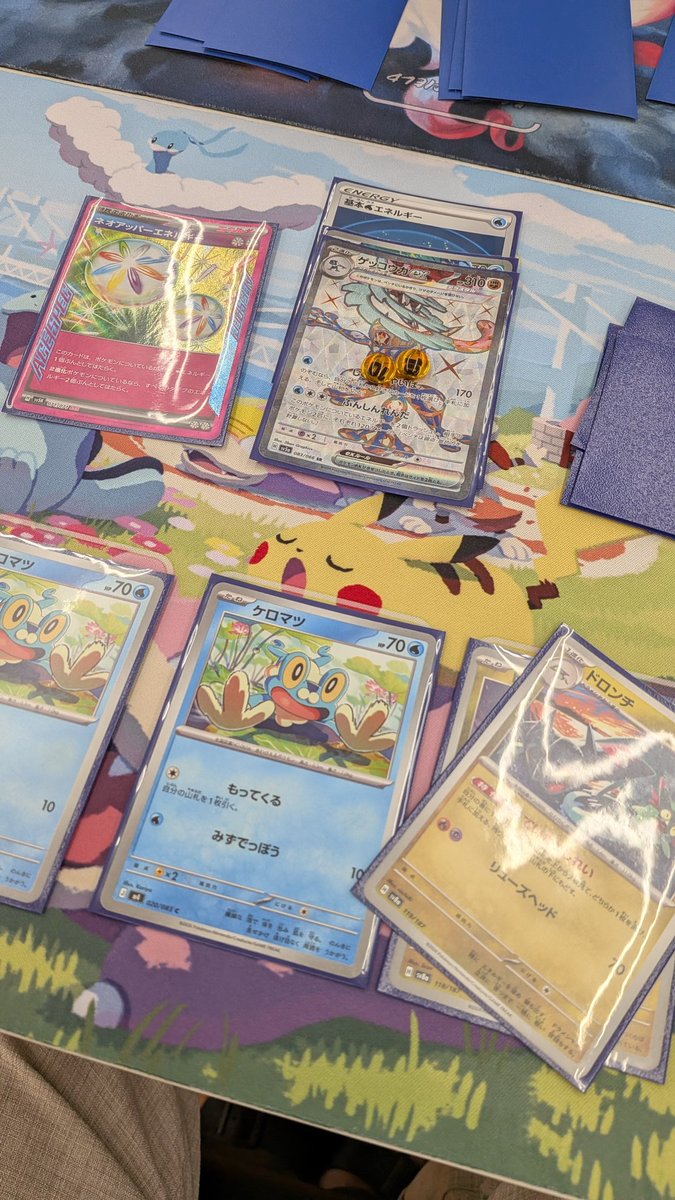 pokeog03's tweet photo. ポケカともだちと #ポケモンサービスエリアのたび へ行ってきました🚙
お天気は生憎でしたが、ワイワイ楽しくSA回れたし、観光もしてポケカもやって現地のチェーンで食事も出来てと、大満足な週末でした♪

(行く先々で相棒ポケモンと旅の仲間スタンプ押してたらロケット団呼ばわりされました🥺) https://t.co/COhvlCC072