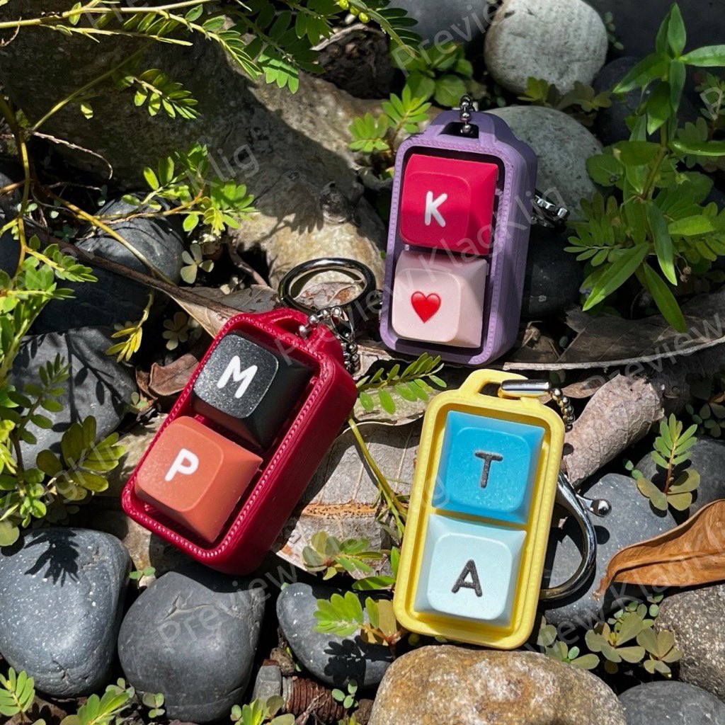 ninichandesv's tweet photo. lucu bgt gasih bisa custom inisial nama gini 😭 capypad keycap keychain-nya beneran bs diklik &amp; satisfying bgt! cocok bgt buat gantungan kunci motor atau tas biar makin gemes 🩰🎀 https://t.co/GQHqMZ6TVQ