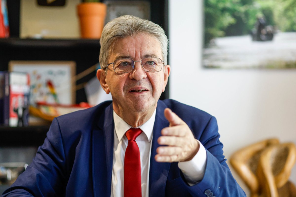 le_Parisien's tweet photo. Jean-Luc Mélenchon, qui assure pouvoir éliminer le RN dès le premier tour, a fixé un ultimatum aux partis de gauche pour rejoindre sa campagne présidentielle avant novembre, date de dépôt du programme LFI.
➡️ https://t.co/kSKyqXA3u6 https://t.co/62gkFAcSEQ