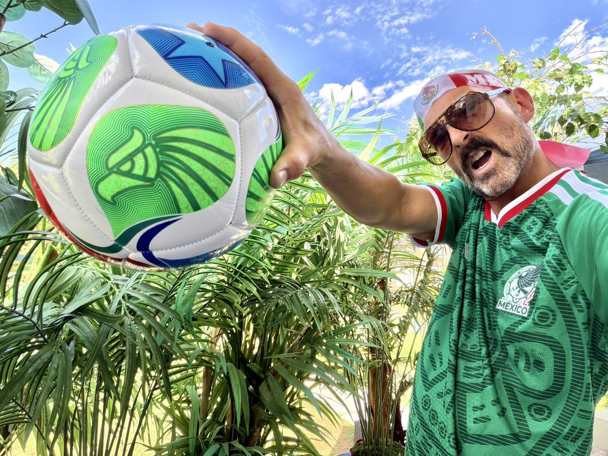 JohnRubalcaba's tweet photo. 🇲🇽   Mexico, el águila es un símbolo del coraje y nos llevó al cactus en la isla de Tenochtitlán donde empezó la capital.  Hoy mismo, nos protege en la misma tierra contra los Inglandeses ¡ Vamos mi querido México !  🇲🇽 #Mexico #JohnPhillipRubalcaba #ElTri #WorldCup #VivaMexico https://t.co/N4AcgEsfzO